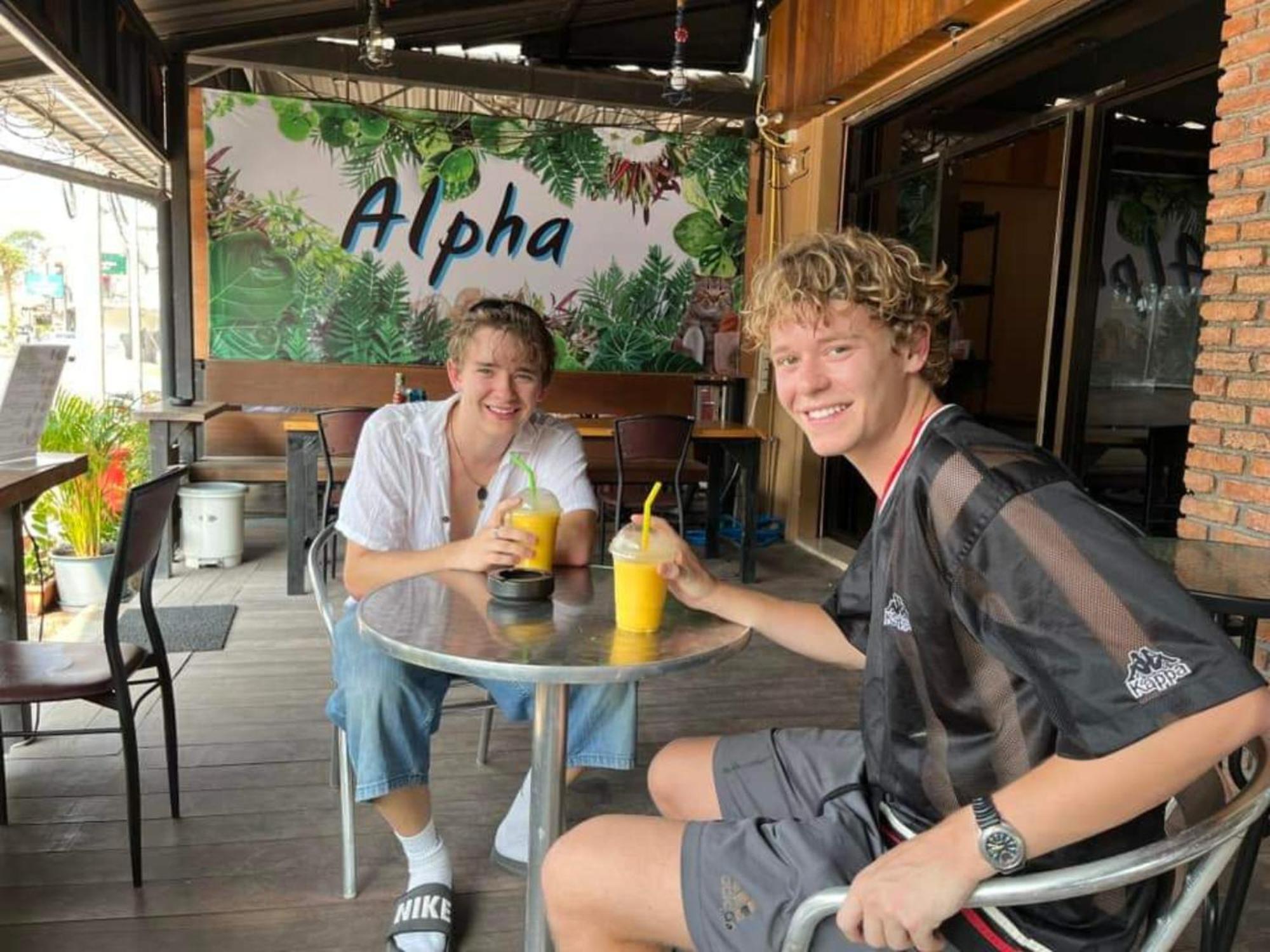 Alpha Hostel Cafe&Bar Ban Khlong Yai Exterior photo